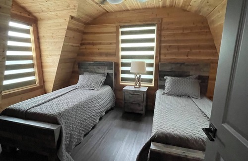 Sublime Other | Charming 5-bedroom farmhouse in Rock Island with WiFi, AC, lake front