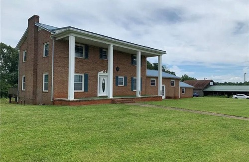 Statesville Other | Charming 5-bedroom farmhouse with AC, fitness room in lovely Statesville