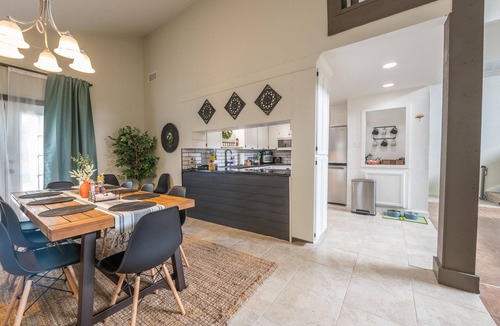 Temple House | Charming 5 Bedroom w/Self Check-In, Garage Parking & Pet Friendly
