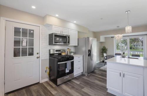 Franklin Park House | Charming 5BD 2BA with spacious yard near O'hare