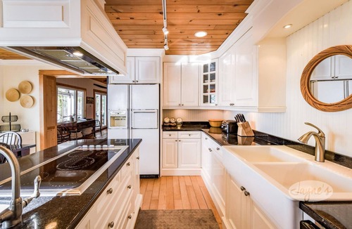 Bala Cottage | Charming 5bdrm 2bath island cottage on Lake Muskoka! Sunsets! Sauna!