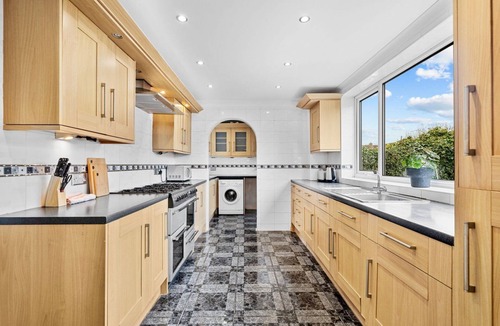 Bramcote House | Charming 5BR Home with Garden & Parking