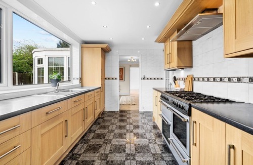 Bramcote House | Charming 5BR Home with Garden & Parking