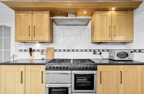 Bramcote House | Charming 5BR Home with Garden & Parking