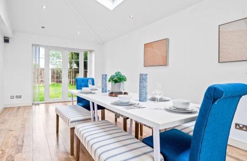 Bramcote House | Charming 5BR Home with Garden & Parking