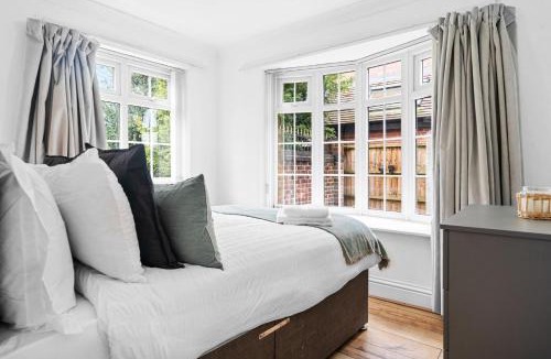 Bramcote House | Charming 5BR Home with Garden & Parking