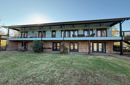 West Livingston House | Charming 6-Bedroom Contemporary Lake House in Livingston, Texas