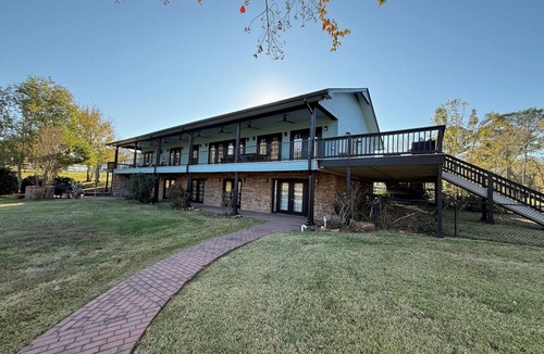 West Livingston House | Charming 6-Bedroom Contemporary Lake House in Livingston, Texas