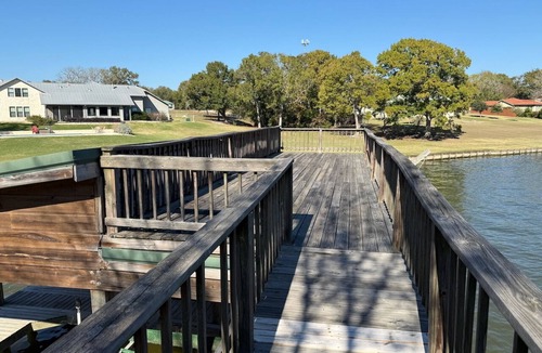 West Livingston House | Charming 6-Bedroom Contemporary Lake House in Livingston, Texas