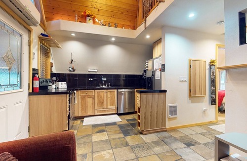 Easton Cabin | Charming A-frame home with modern appliances & private patio