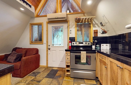 Easton Cabin | Charming A-frame home with modern appliances & private patio