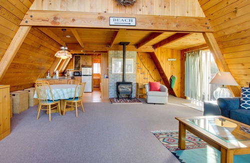 Gearhart House | Charming A-Frame with Entertainment, Free WiFi - Easy Beach & Golf Access
