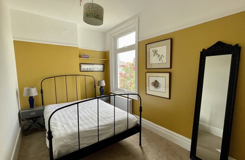 Bognor Regis House | Charming & Accessible ~ Walk to Beach ~ Games Room