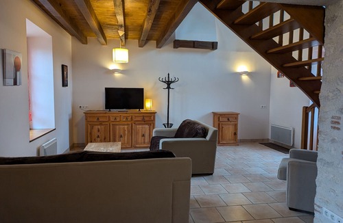 Cravant Cottage | Charming Accessible Cottage with Large Garden near Loire à Vélo Route
