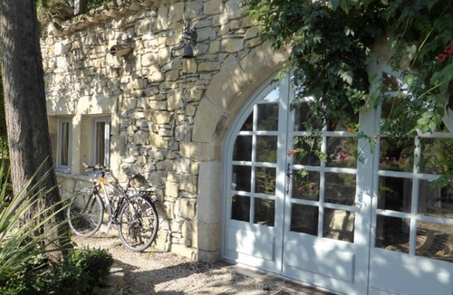 Vesseaux Apartment | Charming accommodation in a large 16th century building with swimming pool and garden