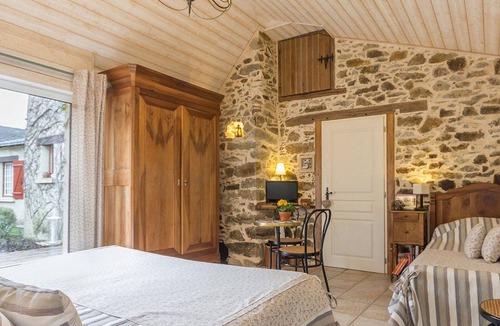 Saint-Omer-de-Blain Bed & Breakfast | Charming Air-Conditioned Room with Private Bath, WiFi & Kitchen Access Near Canal