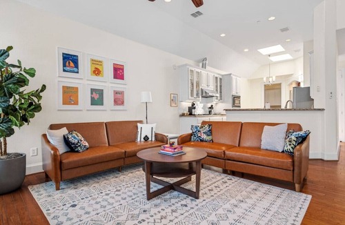 Valley Ranch House | Charming Airport Retreat w/Grill & Hammock Oasis