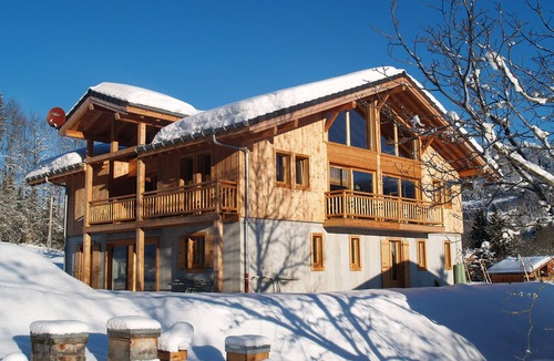 Samoens Apartment | Charming Alpine Retreat with Stunning Views, Private Balcony & Summer Pool