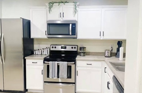 Westgate Heights House | Charming and Cozy 3 Bedroom Home