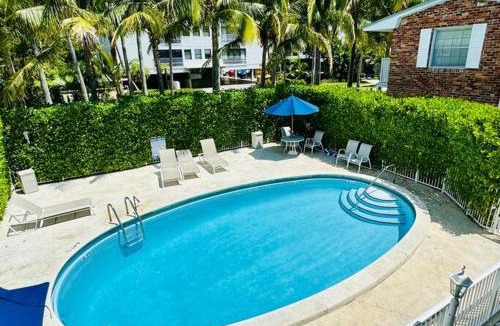 Key Biscayne Apartment | Charming and Lovely 1 Bedroom with Pool short walk from the beach