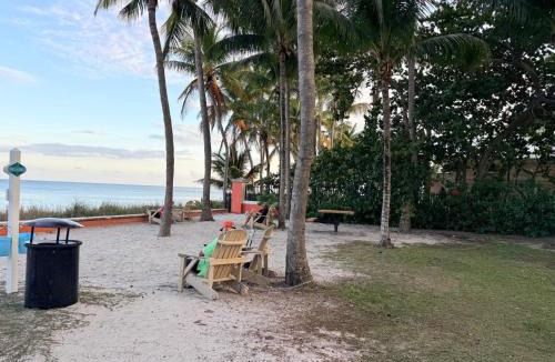 Key Biscayne Apartment | Charming and Lovely 1 Bedroom with Pool short walk from the beach