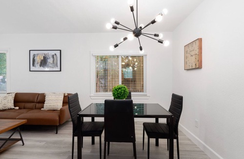 Woodlake House | CHARMING AND MODERN 2BD BUNGALOW IN SAC