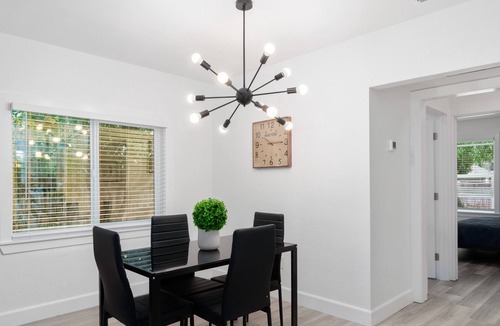 Woodlake House | CHARMING AND MODERN 2BD BUNGALOW IN SAC