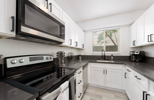 Woodlake House | CHARMING AND MODERN 2BD BUNGALOW IN SAC