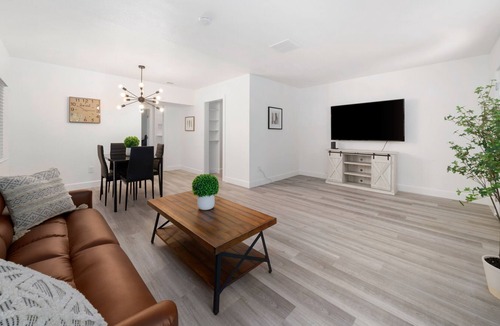 Woodlake House | CHARMING AND MODERN 2BD BUNGALOW IN SAC