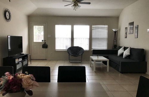 Clodine House | Charming and Relaxing Home Near Bellaire