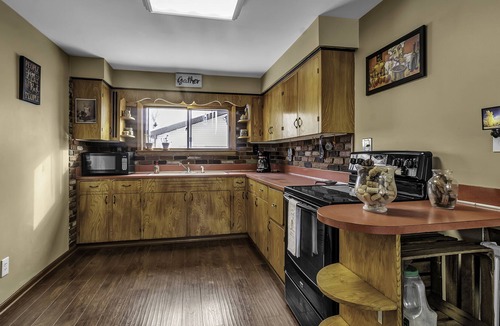 North Tonawanda House | Charming and Spacious Single Family Home