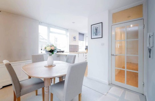 East Putney Apartment | Charming and Spacious 1-Bed in Putney