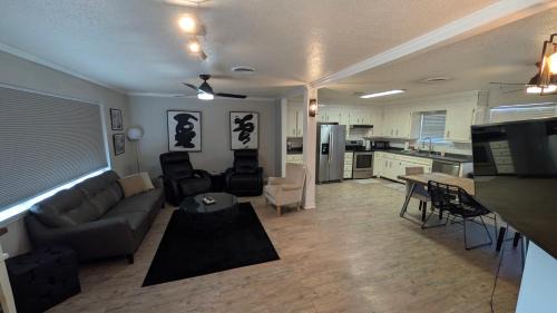 Lubbock House | Charming And Spacious Family Friendly 3BR