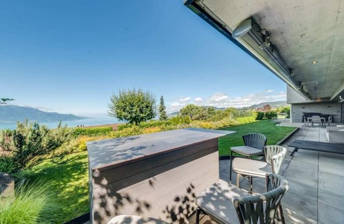 Montreux Apartment | Charming and Spacious Residence in Brent