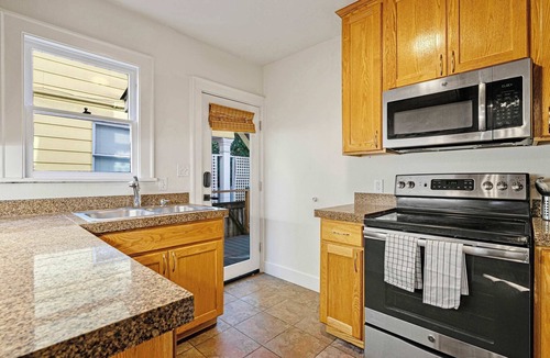 Stevens Condo | Charming and Spacious Seattle 3B3B Townhome