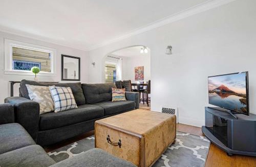 Stevens House | Charming and Spacious Seattle 3B3B Townhome
