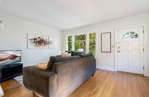 Stevens House | Charming and Spacious Seattle 3B3B Townhome