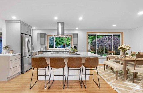 Inglewood-Finn Hill House | Charming and Spacious House with Relaxing Huge Deck