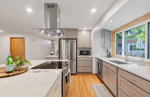 Inglewood-Finn Hill House | Charming and Spacious House with Relaxing Huge Deck