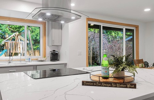 Inglewood-Finn Hill House | Charming and Spacious House with Relaxing Huge Deck