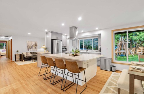 Inglewood-Finn Hill House | Charming and Spacious House with Relaxing Huge Deck