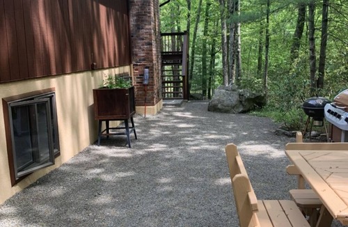 Hawley Ski Chalet | Charming and Tranquil Poconos Chalet in Lake Community