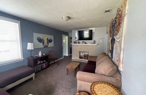 Lakeshore South House | Charming Animal-Themed Family Stay