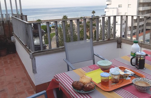 Costa Dorada Apartment | Charming apartment with large terrace and harbor view