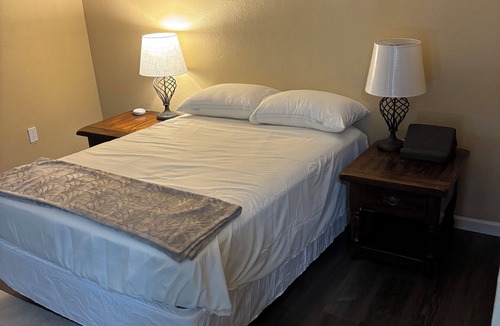 Ravenswood Apartment | Charming apartment in fantastic Ravenswood with AC, WiFi