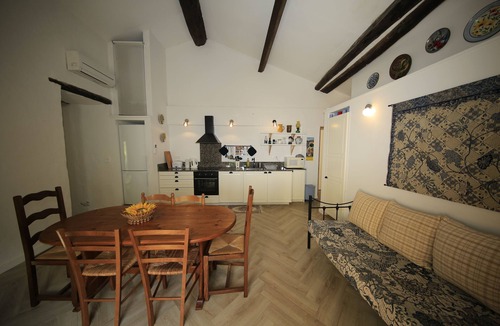 Reynes Apartment | Charming apartment in a tranquil countryside setting where the Pyrenees meet the Mediterranean Sea