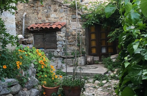Reynes Apartment | Charming apartment in a tranquil countryside setting where the Pyrenees meet the Mediterranean Sea