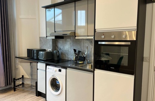 Ealing Broadway Apartment | Charming Apartment in West Ealing, free parking