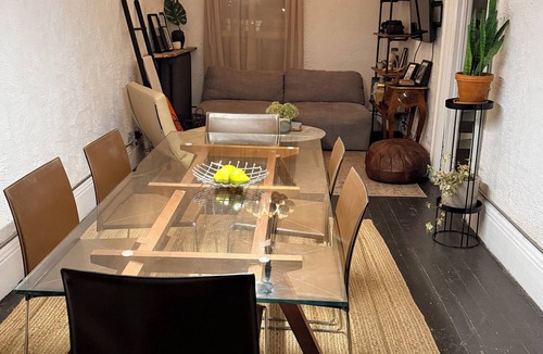 Little Portugal Apartment | Charming apartment on Queen St W and Ossington Ave near Trinity Bellwoods Park