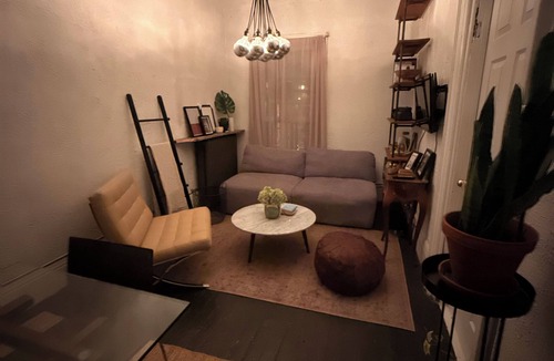 Little Portugal Apartment | Charming apartment on Queen St W and Ossington Ave near Trinity Bellwoods Park